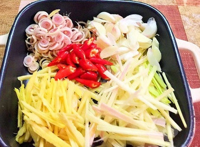 Một món ngâm giấm sả ớt khác khá ngon đó là chân giò. Móng, chân giò mua về rửa sạch, đun sôi nước, thả móng giò vào chần qua vớt ra xả sạch bẩn. Sau đó luộc chín, sả cắt khúc, chẻ nhỏ hoặc thái lát. Gừng thái chỉ. Ớt cắt miếng nhỏ... Ảnh: Khám phá.