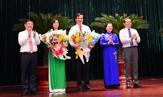 Chiều 8/12, tại kỳ họp thứ 23 HĐND TPHCM khóa IX, ông Lê Hòa Bình, Ủy viên Ban Thường vụ Thành ủy, Giám đốc Sở Xây dựng TPHCM và bà Phan Thị Thắng, Ủy viên Ban Thường vụ Thành ủy, Phó Chủ tịch HĐND TPHCM nhiệm kỳ 2016-2021 đã được bầu giữ chức Phó Chủ tịch UBND TP khóa IX nhiệm kỳ 2016-2021. Ảnh: SGGP