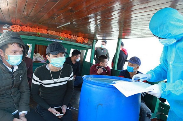 Ngăn chặn kịp thời 8 người có hành vi trốn cách ly y tế. Ngày 5/12, Ban Chỉ đạo phòng, chống dịch COVID-19 TP Hạ Long, tỉnh Quảng Ninh, cho biết vừa tiến hành cách ly 8 người nhập cảnh từ Macau (Trung Quốc) vào Việt Nam có hành vi trốn cách ly y tế. Đêm 4/12, kiểm tra đò gỗ chở khách mang Biển kiểm soát QN 6271, lực lượng chức năng phát hiện 8 hành khách nam đều là thuyền viên của tàu Hai Phuong Sun, quốc tịch Việt Nam, mang số hiệu IMO 9536569, tàu nhập cảnh từ Macau, Trung Quốc, vào Cảng Hòn Gai, TP Hạ Long ngày 3/12 vừa qua. Đáng chú ý, các cá nhân đã trốn tránh việc áp dụng biện pháp cách ly y tế phòng, chống dịch COVID-19, có ý định lên bờ để vào khu vực nội thị TP Hạ Long.