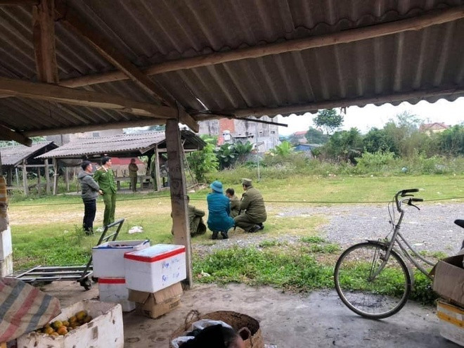 Bắt 5 người liên quan vụ án mạng lúc nửa đêm. Ngày 5/12, Công an tỉnh Thái Nguyên đang tạm giữ 5 người để điều tra về cái chết của anh T.A.T. (33 tuổi, ở xã Yên Đổ, huyện Phú Lương) gồm: Phạm Văn Giang (28 tuổi), Phạm Quốc Đạt (24 tuổi), Nguyễn Đức Huy (34 tuổi), Nguyễn Thế Vĩnh (29 tuổi) và Lương Văn Hậu (33 tuổi, cùng ở huyện Phú Lương, tỉnh Thái Nguyên). Trước đó, khoảng 23h ngày 2/12, anh T. đi ăn cùng 4 người khác tại một quán ở xã Yên Đổ. Khoảng 15 phút sau, 3 thanh niên đeo khẩu trang, đi trên một xe máy không biển số áp sát bàn của anh T. Sau đó, mỗi người rút một con dao chém liên tục vào nạn nhân khiến người đàn ông 33 tuổi tử vong.