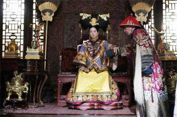 Thái giám Lý Liên Anh là hoạn quan nổi tiếng sống vào thời nhà Thanh. Bị gia đình bán vào cung làm thái giám từ khi 8 tuổi, y từ một kẻ có địa vị thấp kém trong hậu cung từng bước trở thành tâm phúc của Từ Hi Thái hậu. Nhờ được bà tin tưởng và trọng dụng, Lý Liên Anh nhanh chóng thăng tiến, trở thành Nhị tổng quản khi 19 tuổi. Kể từ đó, hoạn quan này trở thành nhân vật có ảnh hưởng lớn trong hậu cung, thậm chí là triều đình.