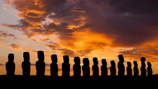 Họ được cho là những người đã tạo ra hàng trăm tượng Moai khổng lồ đặt rải rác khắp đảo.