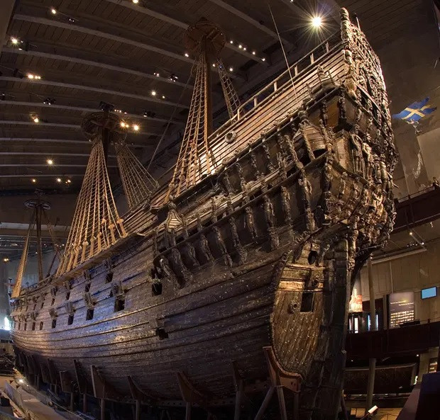 Bảo tàng Vasa ở Stockholm là một trong những điểm du lịch nổi tiếng nhất của Thụy Điển. Khi đến đây, du khách có cơ hội chiêm ngưỡng và tìm hiểu "quá khứ" của tàu chiến Vasa. Quá trình trục vớt con tàu này diễn ra từ năm 1958 và hoàn thành năm 1961. Ảnh: Sjöhistoriska museet/Karolina Kristensson.