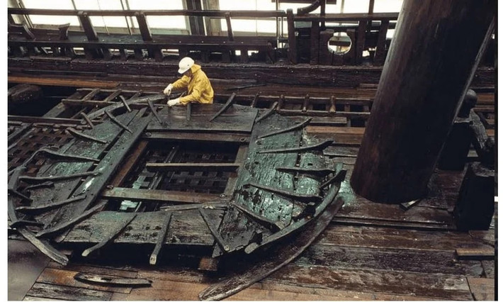 Sau gần 400 năm, tàu chiến Vasa giữ được hình dáng và vẻ đẹp gần như ban đầu. Nó trở thành một trong những con tàu được bảo tồn tốt nhất thế giới. Ảnh: Collection Salvaging Vasa (Picryl).