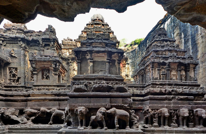 Đền Kailasa mang phong cách kiến trúc Dravidian, nổi bật với chóp vuông với các chi tiết được chạm khắc tỉ mỉ. Kích thước của sân rộng 82 x 46m. Trong sân có một khu thờ trung tâm dành riêng cho thần Shiva.