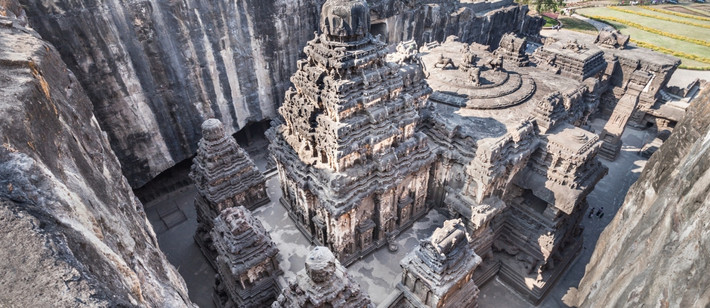 Một ngôi đền Ấn Độ nổi tiếng thế giới với kiến trúc độc đáo là Kailasa. Ngôi đền được tạc từ khối đá khổng lồ duy nhất. Theo đó, đây là kiến trúc nguyên khối lớn nhất thế giới nằm trong lòng đất.