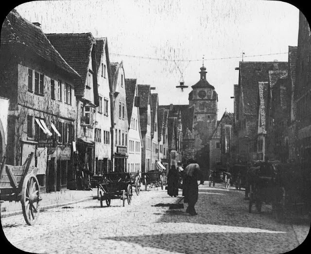 Những ngôi nhà cổ kính nằm san sát nhau trên một con đường ở thị trấn Rothenburg của Đức đầu thế kỷ 20.