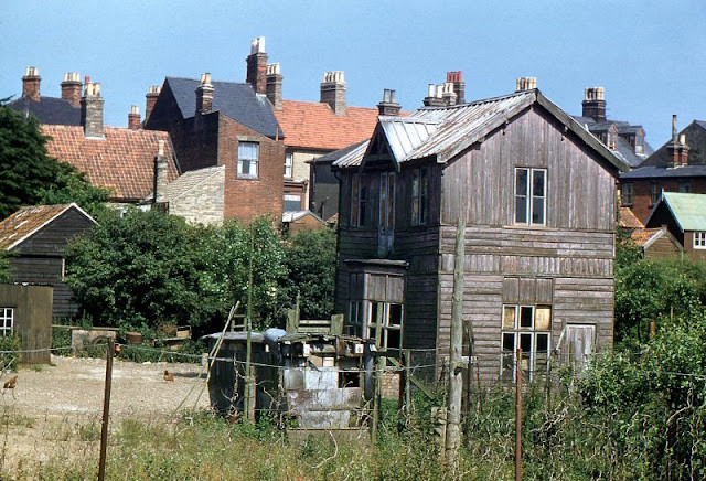 Vào đầu những năm 1950, nhiều người dân ở Kessingland, Suffolk thích sống trong các căn nhà gỗ thay vì xây bằng gạch.