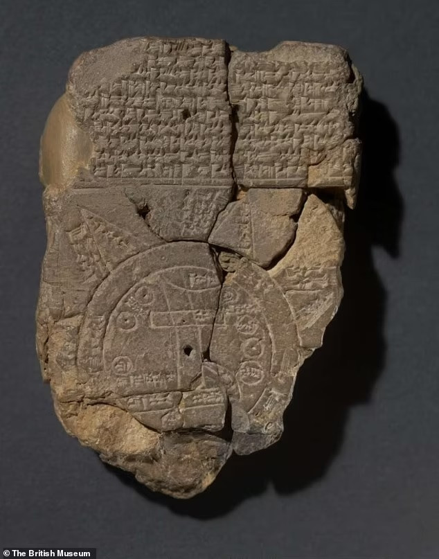 Tấm đất sét có tên Imago Mundi là một hiện vật quan trọng của người Babylon. Được tạo ra từ 2.600 - 2.900 năm trước, các nhà nghiên cứu cho hay đã giải mã được nội dung trên Imago Mundi. Từ lâu, nó được cho là tấm bản đồ cổ nhất thế giới. Ảnh: The British Museum.
