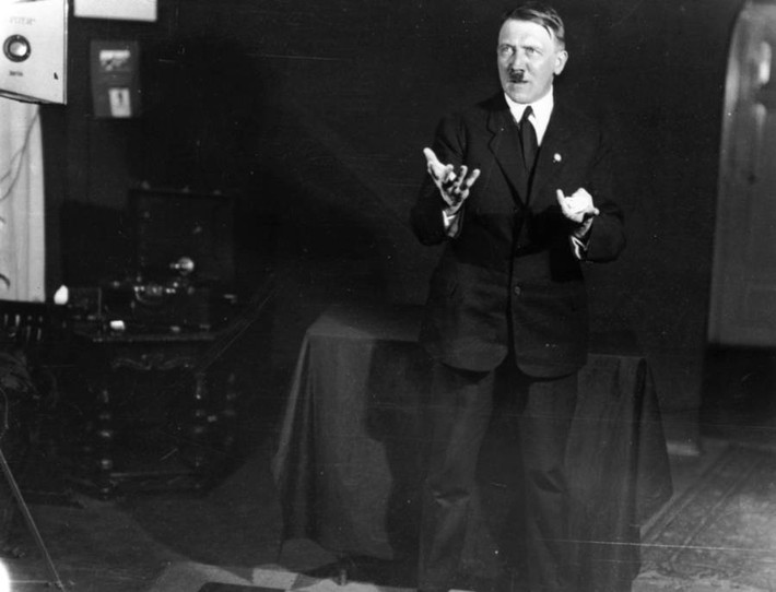 Nhà độc Hitler có những cử chỉ, hành động, thậm chí biểu cảm gương mặt "lạ" mỗi khi muốn nhấn mạnh một số vấn đề trong bài phát biểu. Ảnh: Heinrich Hoffmann/Getty Images.