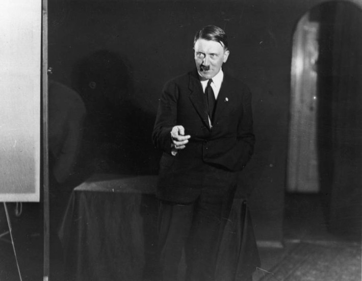 Nhờ vậy, nhiều năm sau khi Chiến tranh thế giới 2 kết thúc, những bức ảnh mà Hitler từng muốn "chôn vùi mãi mãi" được công bố. Theo đó, công chúng biết được những dáng vẻ khiến nhà độc tài xấu hổ. Ảnh: Heinrich Hoffmann/Keystone Features/Getty Images.