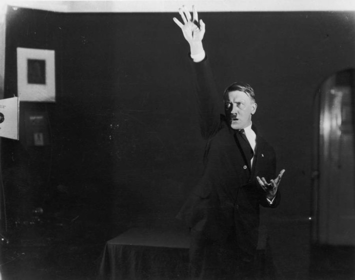 Do đó, Hitler yêu cầu Heinrich Hoffmann xóa toàn bộ số ảnh này. Tuy nhiên, nhiếp ảnh gia cá nhân của trùm phát xít Đức bí mật giữ lại một số tấm ảnh. Ảnh: Hulton Archive/Getty Images.