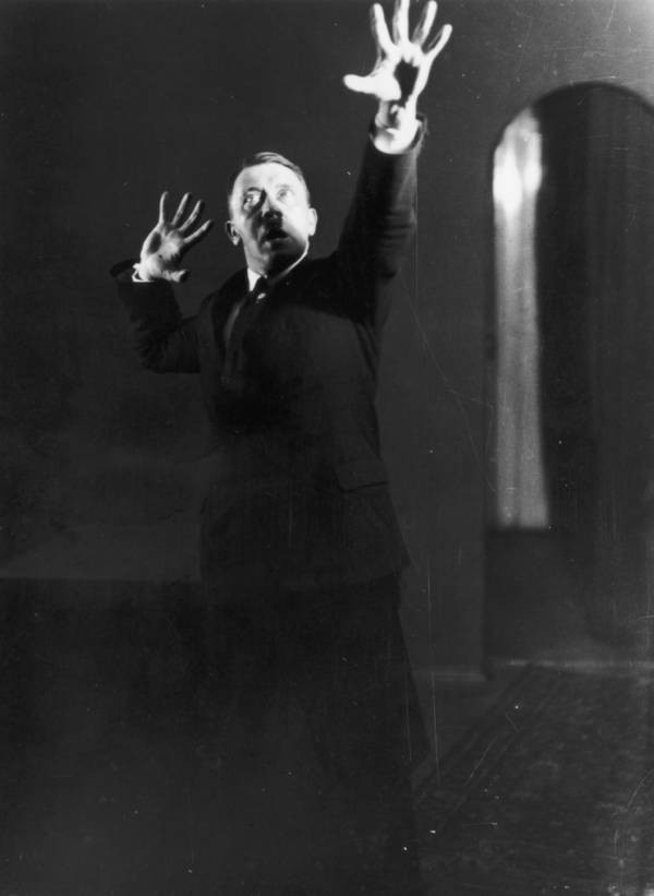 Trùm phát xít Hitler nổi tiếng với tài hùng biện. Nhờ tài ăn nói hùng hồn, thuyết phục, y đã lôi kéo sự ủng hộ người dân Đức về một tương lai tươi sáng. Nhờ vậy, Hitler từng bước trở thành nhân vật "máu mặt" trên chính trường trước khi trở thành Thủ tướng năm 1933 và sau đó là Quốc trưởng. Ảnh: Heinrich Hoffmann/Getty Images.
