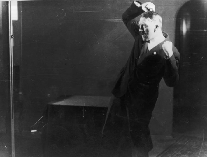 Nhiếp ảnh gia Heinrich Hoffmann đã đi theo và chụp ảnh Hitler khi trùm phát xít chuẩn bị cho bài diễn thuyết. Nhà độc tài Đức quốc xã muốn xem lại những hình ảnh đó để xem bản thân đã làm tốt chưa, có điều gì phải sửa không. Ảnh: Heinrich Hoffmann/Getty Images.