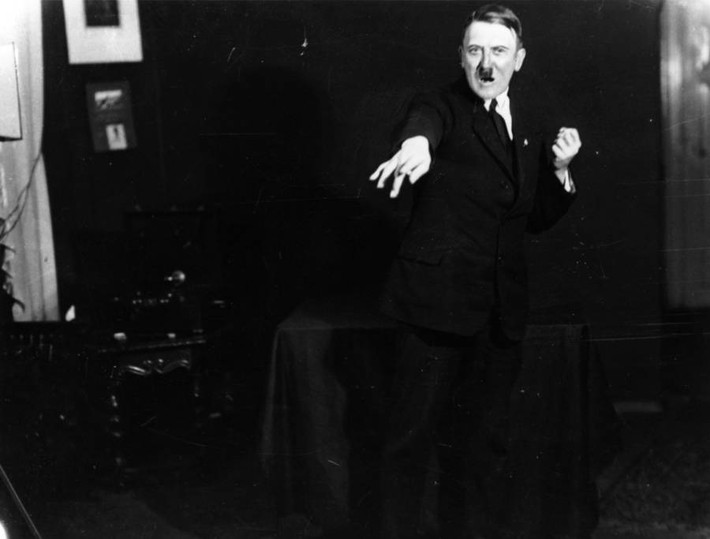 Hitler tin rằng, nếu số ảnh này được công bố ra bên ngoài thì sẽ làm xấu hình ảnh nhà lãnh đạo nghiêm nghị, quyết đoán mà gã xây dựng suốt thời gian qua. Ảnh: Heinrich Hoffmann/Keystone Features/Getty Images.