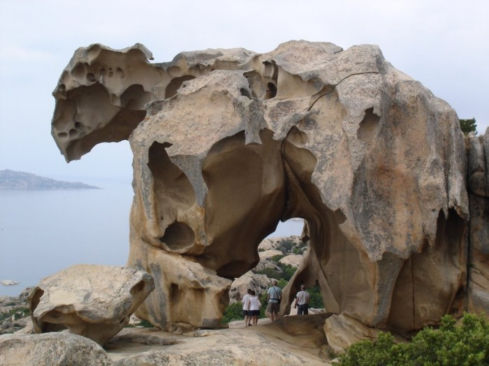 Trải qua xói mòn tự nhiên, tảng đá này có hình một con gấu đang hướng ra biển ở Sardinia, Italia. (Nguồn Brilio)