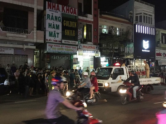 Khởi nguồn sự việc đâm chết người ở Đà Nẵng, khoảng 20h tối 17/1, Nguyễn Việt Anh đi xe máy trên đường Lê Duẩn va chạm với anh Đinh Nguyên Kiệt nhưng chưa xảy ra hậu quả. Nguyễn Việt Anh tiếp tục chạy xe đến trước nhà số 367 Lê Duẩn thì bị Kiệt đuổi theo gây gổ. Lúc này, Kiệt gọi điện thoại cho Phan Ngọc Bảo và Cao Tiến Hoàng đến địa chỉ trên để giải quyết mâu thuẫn (Ảnh: NLĐ)