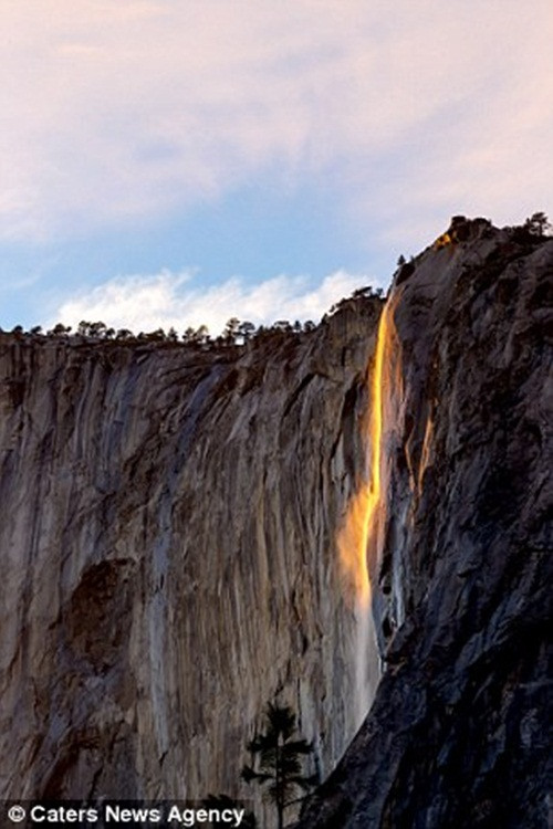 Xem thêm một số hình ảnh khác về thác lửa hình đuôi ngựa ở Yosemite, California, Mỹ. (Nguồn Dailymail)