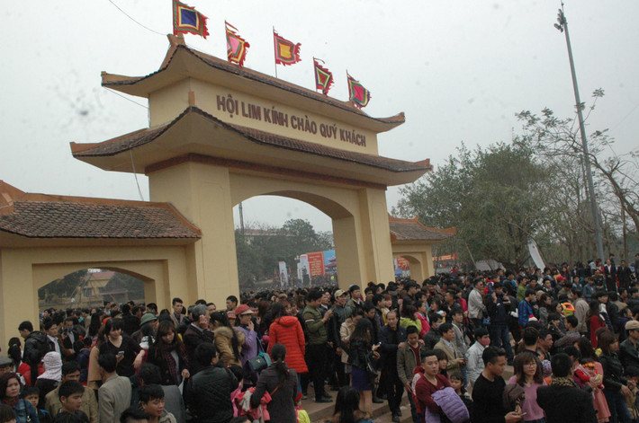 Đến hẹn lại lên hội Lim được bắt đầu từ ngày 12 đến hết ngày 13 tháng Giêng âm lịch hằng năm. Ngày 13 âm lịch là ngày chính hội với nhiều hoạt động của những người yêu quan họ trong và ngoài tỉnh. Hàng nghìn du khách đã về dự hội.