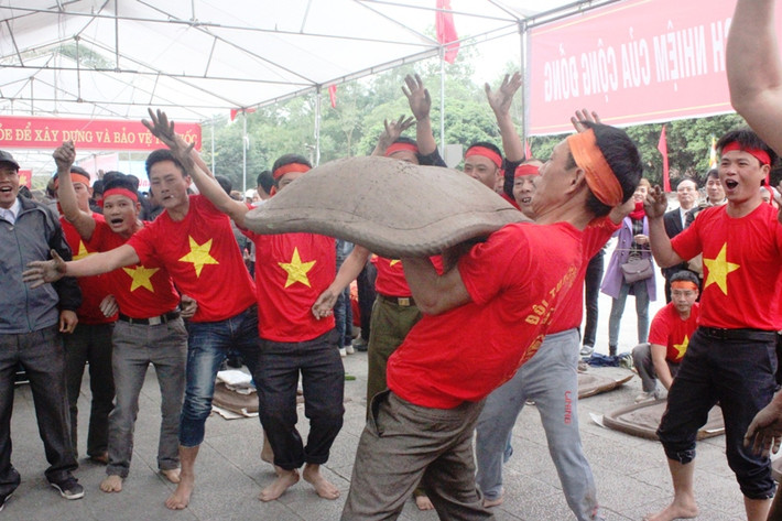 Nhiều trò chơi dân gian độc đáo như chơi pháo đất, thi gói bánh dày, vật cổ truyền được tổ chức...