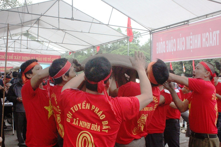 Tương truyền Pháo đất ở Hải Dương có từ thời Hai Bà Trưng, quân dân đã dùng chính tiếng nổ của pháo để nghi binh và áp đảo tinh thần của giặc... Lại có thuyết truyền rằng: Voi chiến của Trần Hưng Đạo Đại Vương đi đánh trận bị sa lầy ở sông Hóa. Nhân dân đã ném đất xuống để cứu voi...