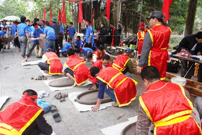 Trong lễ hội Côn Sơn - Kiếp Bạc mùa xuân 2016 được tổ chức chính hội vào ngày hôm nay 23/2, trò chơi dân gian pháo đất thu hút đông đảo du khách nhất.