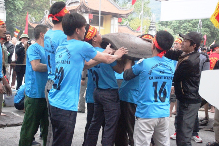 Mỗi quả pháo đất nặng khoảng 70 đến 80kg phải đến gần chục người khiêng.