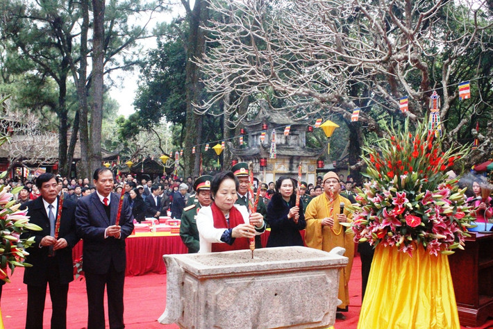 Phó Chủ tịch nước Nguyễn Thị Doan cùng các đại biểu Trung ương và tỉnh Hải Dương đã dâng hương tưởng niệm 682 năm ngày viên tịch của Đệ tam tổ Trúc Lâm Huyền Quang tôn giả (1334-2016).