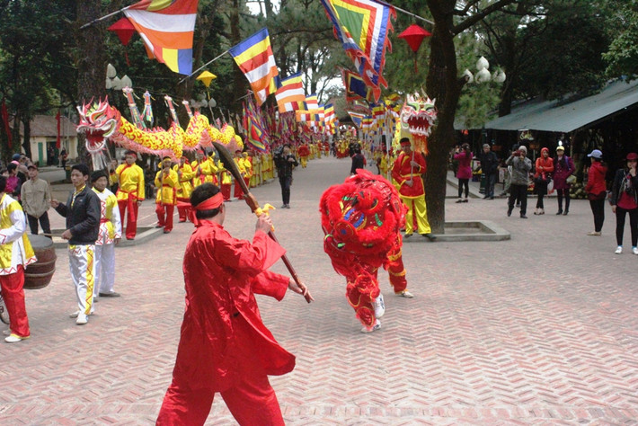 Màn múa rồng, múa lân tưng bừng ngày khai hội.
