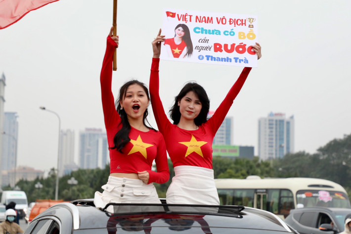 Trước giờ bóng lăn, các cổ động viên với những lá cờ Tổ quốc, băng rôn, khẩu hiệu... đi diễn hành quanh khu vực sân vân động Mỹ Đình.
