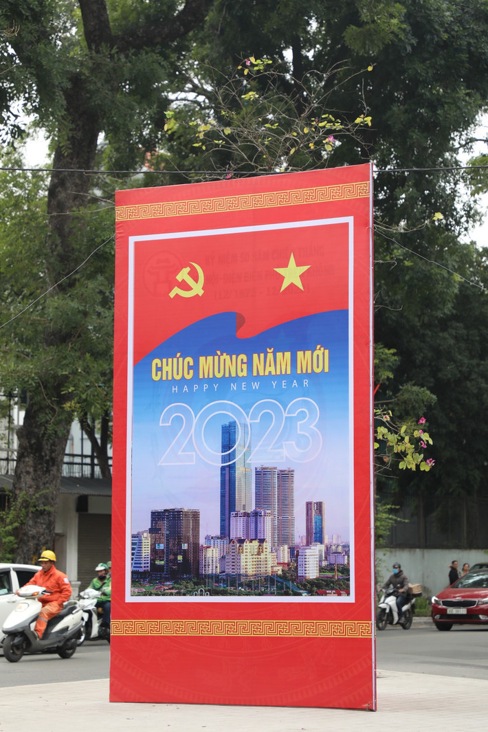 Anh Nguyễn Hải Dương (Hoàng Mai, Hà Nội) chia sẻ: "Ra đường được nhìn những lá cờ đỏ sao vàng tung bay, những tấm pano, áp phích chúc mừng năm mới tôi cảm thấy rất tự vào và đầy khí thế."