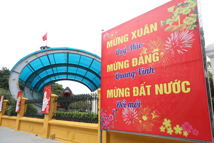 Tấm pano cỡ lớn chào mừng xuân Quý Mão 2023 được treo trước cổng Bảo tàng Lịch sử Quân sự Việt Nam (Điện Biên Phủ, Ba Đình).
