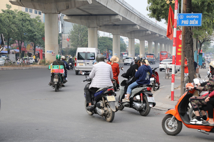 Đoạn đường từ Hồ Tùng Mậu đến hết đường Cầu Diễn đã được trải thảm nhựa khoảng 70% toàn bộ mặt đường.