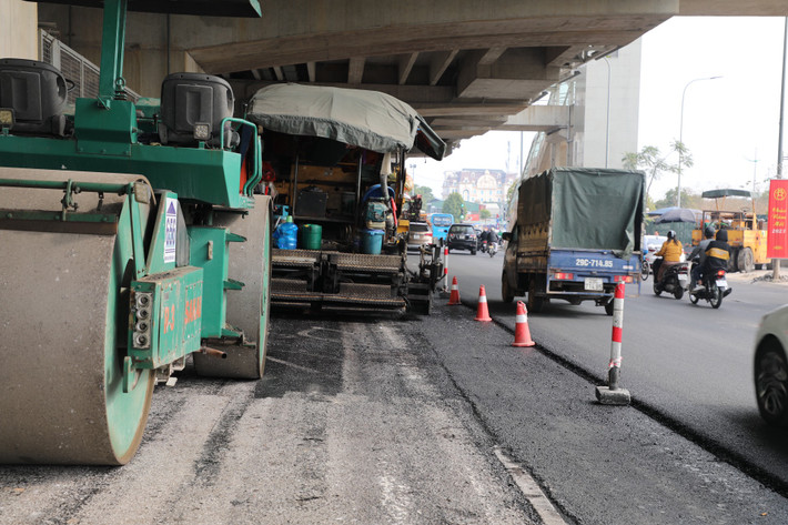 Quốc lộ 32 này là một trong những cửa ngõ chính nối vào phía Tây của Hà Nội, có lưu lượng phương tiện giao thông lớn, lại là nơi tập trung nhiều khu dân cư nên việc thi công sẽ được công nhân triển khai vào ban đêm từ khoảng 22h đến 5h sáng hôm sau.