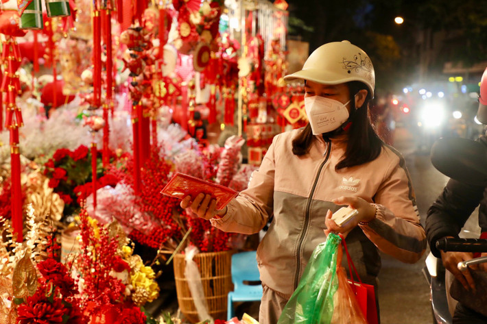 Một chủ cửa hàng cho biết, mặt hàng phong bao lì xì là bán "chạy" nhất.