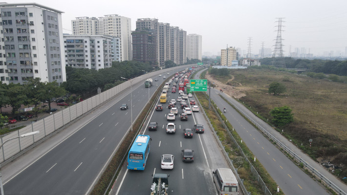 Các phương tiện ùn ứ hướng vào nội đô.