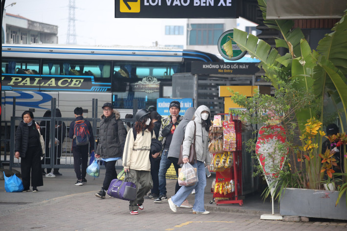 Tại các bến xe cũng rơi vào cảnh đông người, chật chội.