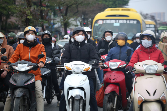Thời tiết se lạnh cũng khiến người đi đường mệt mỏi.