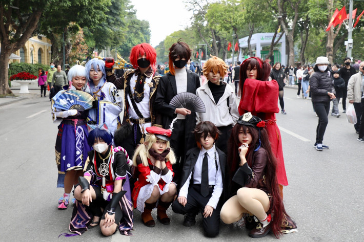 Một nhóm bạn trẻ tổ chức Cosplay đi dạo quanh khu vực phố đi bộ Hồ Gươm.
