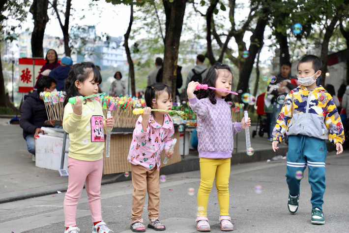Các bạn nhỏ thỏa thích vui đùa với trò chơi bong bóng.