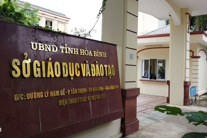 Hòa Bình: Ngày 25/11, Sở GD&ĐT Hòa Bình ra văn bản hỏa tốc về việc cho toàn bộ trẻ em, học sinh, sinh viên, học viên tạm dừng việc học trực tiếp tại trường từ ngày 26/11 đến hết ngày 27/11 để thực hiện công tác rà soát, sàng lọc và tiêm vaccine phòng, chống dịch COVD-19.