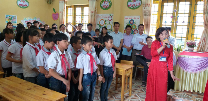Trước đó, ngày 22/11, Phòng GD&ĐT huyện Mường Khương báo cáo UBND huyện, cho phép gần 2.500 học sinh các trường học mầm non, tiểu học, THCS trên địa bàn thị trấn Mường Khương tạm thời nghỉ học tại trường đến ngày 26/11. Ngày 27/11, học sinh ở thị trấn Mường Khương cũng có thể trở lại trường.