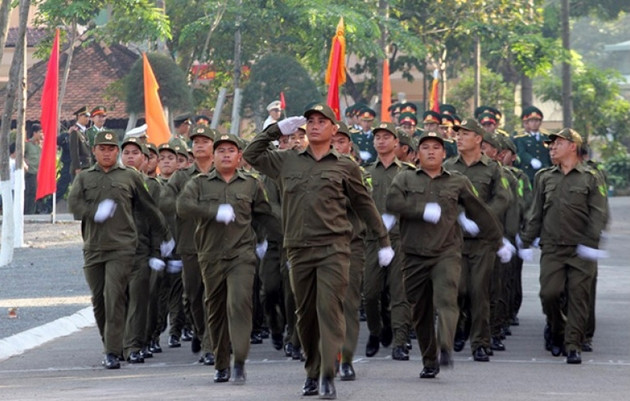 Trường hợp công an xã, phường, thị trấn, đồn công an phát hiện, bắt giữ, tiếp nhận người phạm tội quả tang, người đang bị truy nã thì thu giữ, tạm giữ vũ khí, hung khí và bảo quản tài liệu, đồ vật có liên quan, lập biên bản bắt người, lấy lời khai ban đầu, bảo vệ hiện trường theo quy định của pháp luật; giải ngay người bị bắt lên cơ quan công an cấp trên trực tiếp hoặc báo ngay cho cơ quan điều tra có thẩm quyền. Luật này có hiệu lực thi hành từ ngày 1/12/2021.