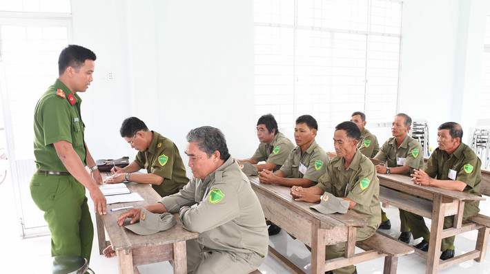 Về điều khoản thi hành, khoản 1 sửa đổi, bổ sung Điều 44 của Luật Tổ chức Cơ quan điều tra hình sự để đảm bảo đồng bộ, thống nhất với việc bổ sung trách nhiệm kiểm tra, xác minh sơ bộ tố giác, tin báo về tội phạm đối với Công an xã nêu tại khoản 1 Điều 1 của Luật.
