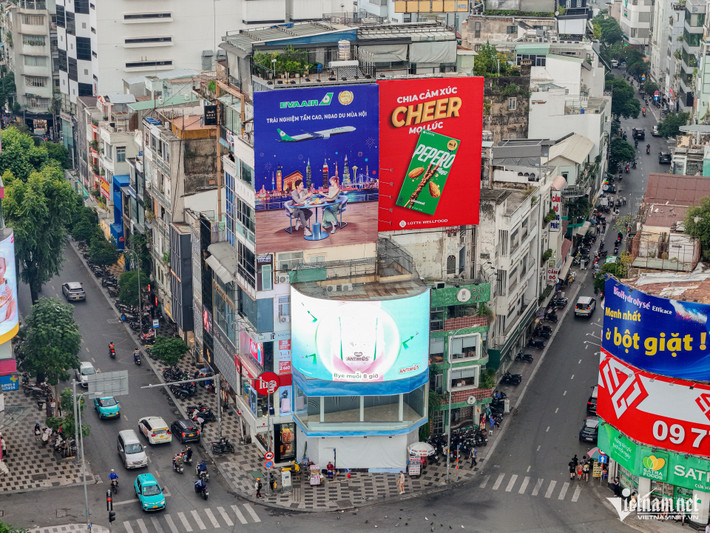 Bên cạnh những cửa hàng đóng cửa, không ít hàng quán mới cũng sửa sang để gia nhập thương trường đầy gian khó. Trong ảnh là một mặt bằng nằm ở vị trí đắc địa Ngã sáu Phù Đổng đang được sửa chữa. Trong gần 10 năm qua, vị trí này đã chứng kiến sự đến rồi đi của nhiều chuỗi F&B có tên tuổi như Phúc Long, Soya Garden, PhinDeli,…