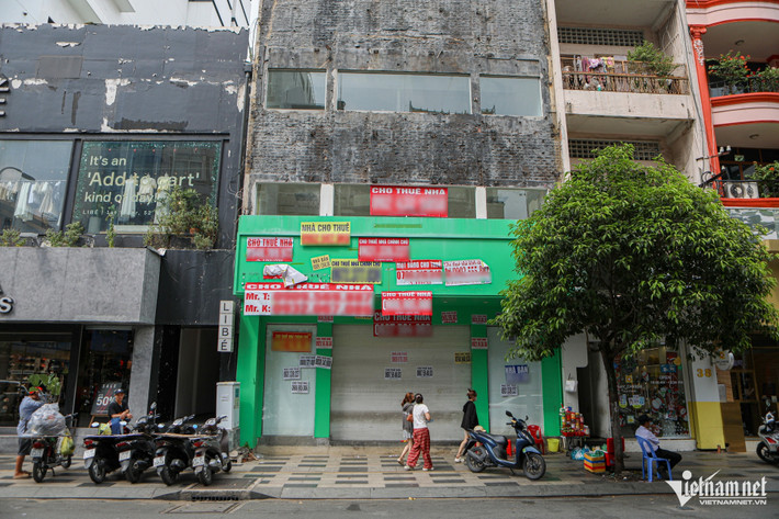 Với loạt quảng cáo số điện thoại treo trước cửa, khi gọi đến ai cũng nhận là chính chủ của mặt bằng khiến người thuê cũng gặp nhiều khó khăn khi ngã giá. Vì vậy, nhiều thương hiệu F&B, cửa hàng thời trang, doanh nghiệp đều phải thận trọng khi xuống tiền thuê.