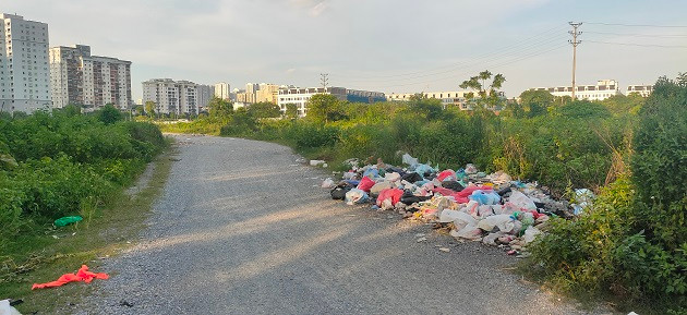 Nhiều khu vực trong khu đất dự án đã trở thành điểm tập kết rác tự phát, gây ô nhiễm môi trường.