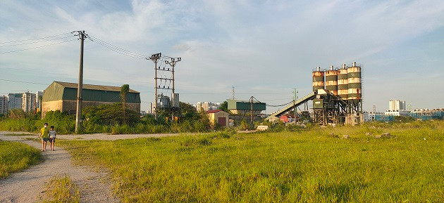 Một trạm trộn bê tông “mọc” trong khu đất dự án Khu đô thị mới Thịnh Liệt.