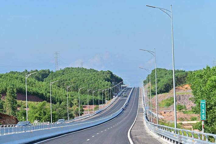 Ngày 1/9/2022, tuyến đường cao tốc Vân Đồn–Móng Cái, đoạn cuối cùng trong tuyến đường cao tốc dài nhất Việt Nam gần 600 km từ Lào Cai tới Quảng Ninh chính thức được khánh thành. Đây là dấu mốc quan trọng của tỉnh Quảng Ninh khi xác lập thành tích là địa phương có tuyến cao tốc xuyên tỉnh dài nhất cả nước.