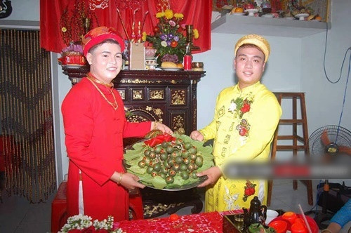 Giống như các tân lang tân lương khác, cặp đôi đồng tính này cũng tổ chức theo đầy đủ các nghi thức truyền thống cưới hỏi của địa phương.